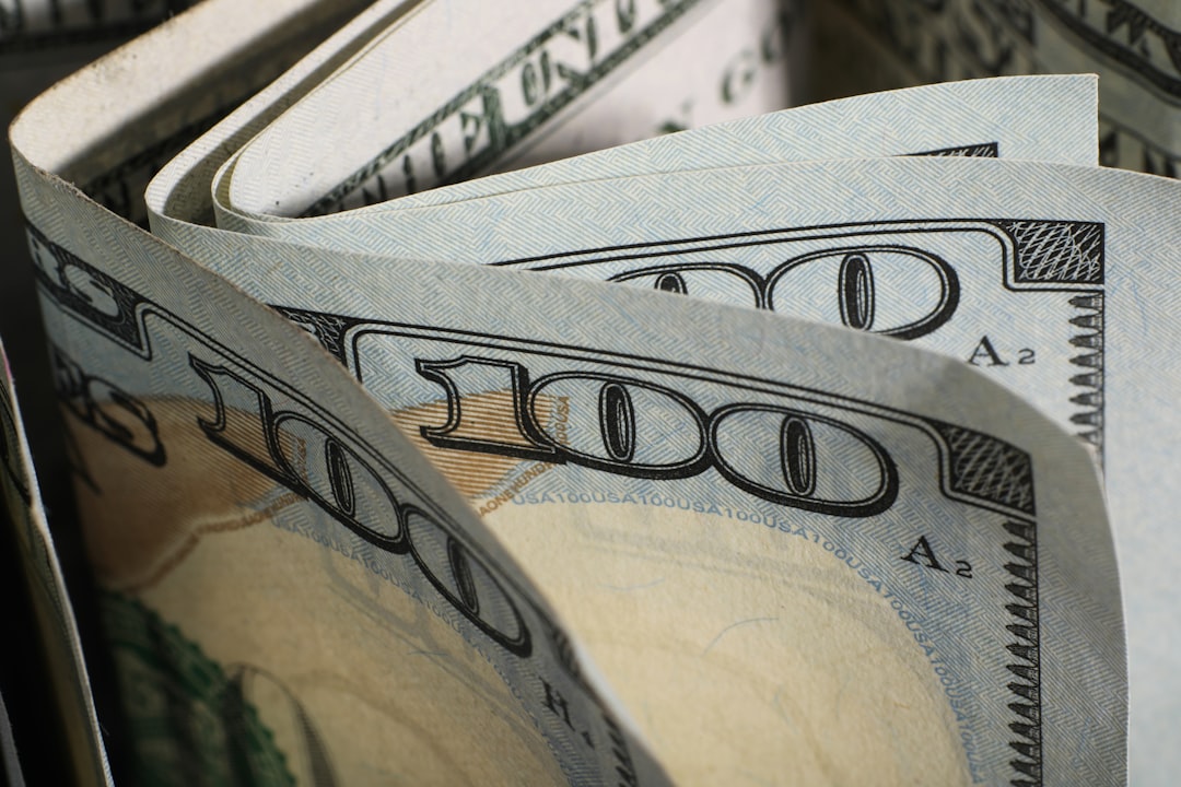 close-up-of-us-one-hundred-dollar-bills-sbwxky9ej0c